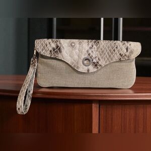 Sondra Squared Green Faux Snake Skin Print Canvas Womens Wristlet Clutch